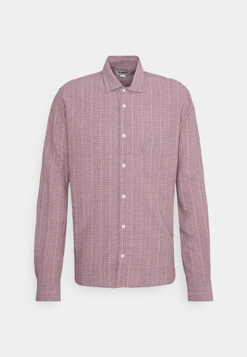 Chemise à manches longues à boutons avec un motif à carreaux rouge, bleu et blanc et une poche poitrine frontale, présentée sur un fond uni.