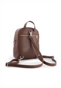 Brun læderrygsæk med kornet tekstur, der har en forreste lynlåslomme, to øverste håndtag og en aftagelig skulderrem.