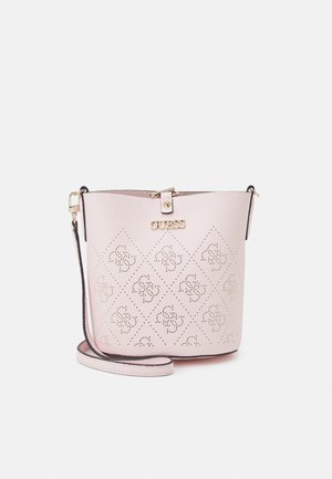 Jasnoróżowa, teksturowana skórzana torba na ramię z perforowanym kwiatowym wzorem, złotym logo "GUESS" oraz regulowanym paskiem na białym tle.