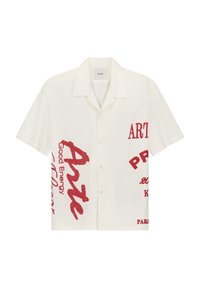 Camicia bianca a maniche corte con testo rosso audace e dettagli in glitter, con chiusura frontale a bottoni e vestibilità rilassata. Il testo include "Arte" e "Good Energy."