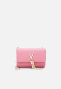 Bolsa transversal de pele sintética rosa com acabamento dourado, apresentando um fecho em forma de V e um detalhe de franja em corrente. Design retangular com textura suave.