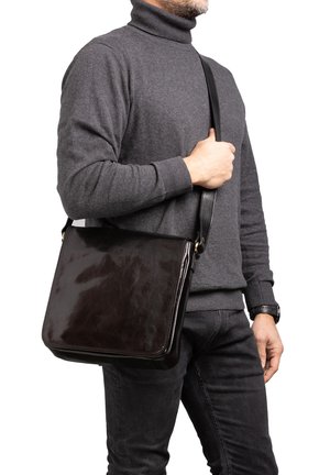 Borsa a tracolla in pelle marrone scuro, forma rettangolare con superficie liscia. Presenta una lunga tracolla e dettagli di cucitura discreti.
