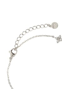 Bracciale in argento con chiusura a molla, un'etichetta con il nome del marchio e un charm a forma di farfalla decorato con strass trasparenti.