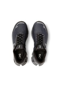 Zapatillas deportivas de color azul oscuro con parte superior de malla transpirable, cordones negros, cuello acolchado y suela acolchada con un diseño único que recuerda a nubes.