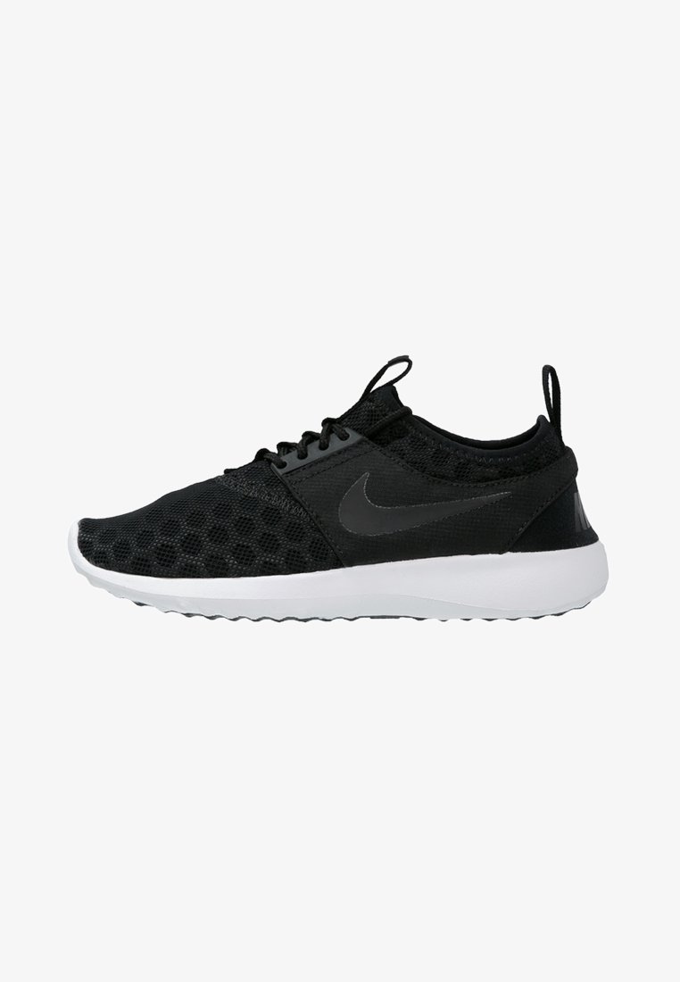 Černé sportovní boty s prodyšným síťovaným svrškem, kulatou špičkou, kontrastní bílou podrážkou a tónovým logem Nike na boku. Lehká konstrukce.