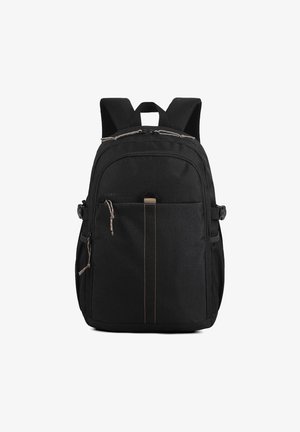 Zaino nero con finitura testurizzata, dotato di una tasca frontale con cerniera, tasche laterali doppie e spallacci regolabili e imbottiti.