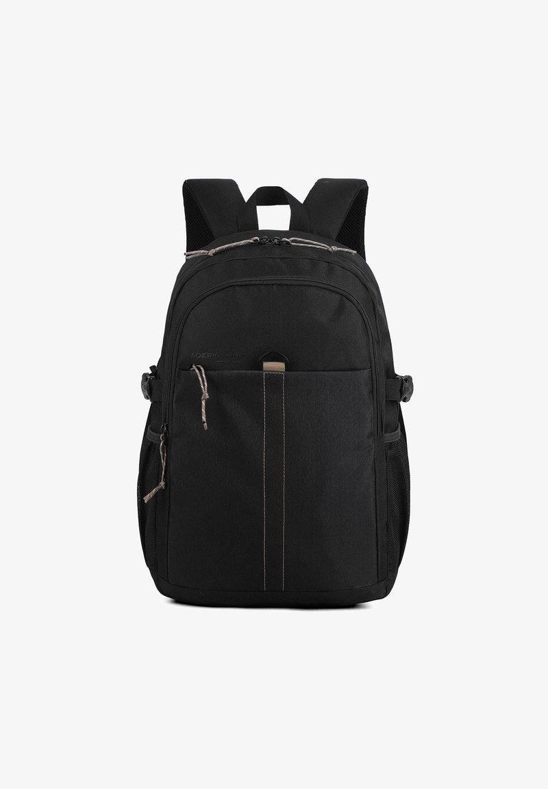 Zaino nero con finitura testurizzata, dotato di una tasca frontale con cerniera, tasche laterali doppie e spallacci regolabili e imbottiti.