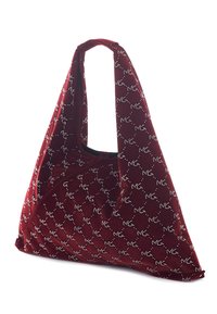 Borsa a tracolla in velluto borgogna con un design distintivo e accenti metallici, dalla forma morbida e dotata di un manico singolo per il trasporto.