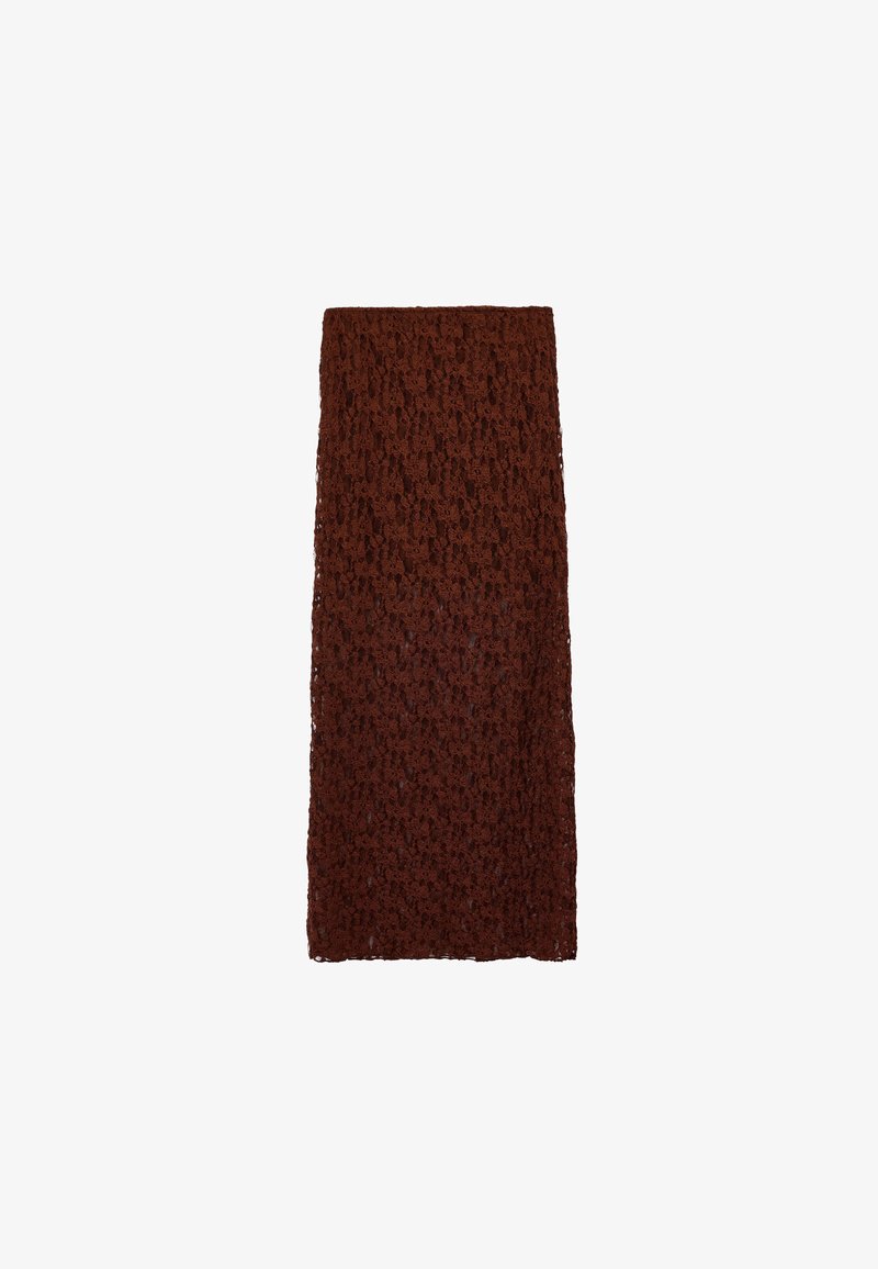 Brun spetskjol med ett strukturerat, öppet mönster. Designen är i golvlång längd med rak silhuett och midjeband.