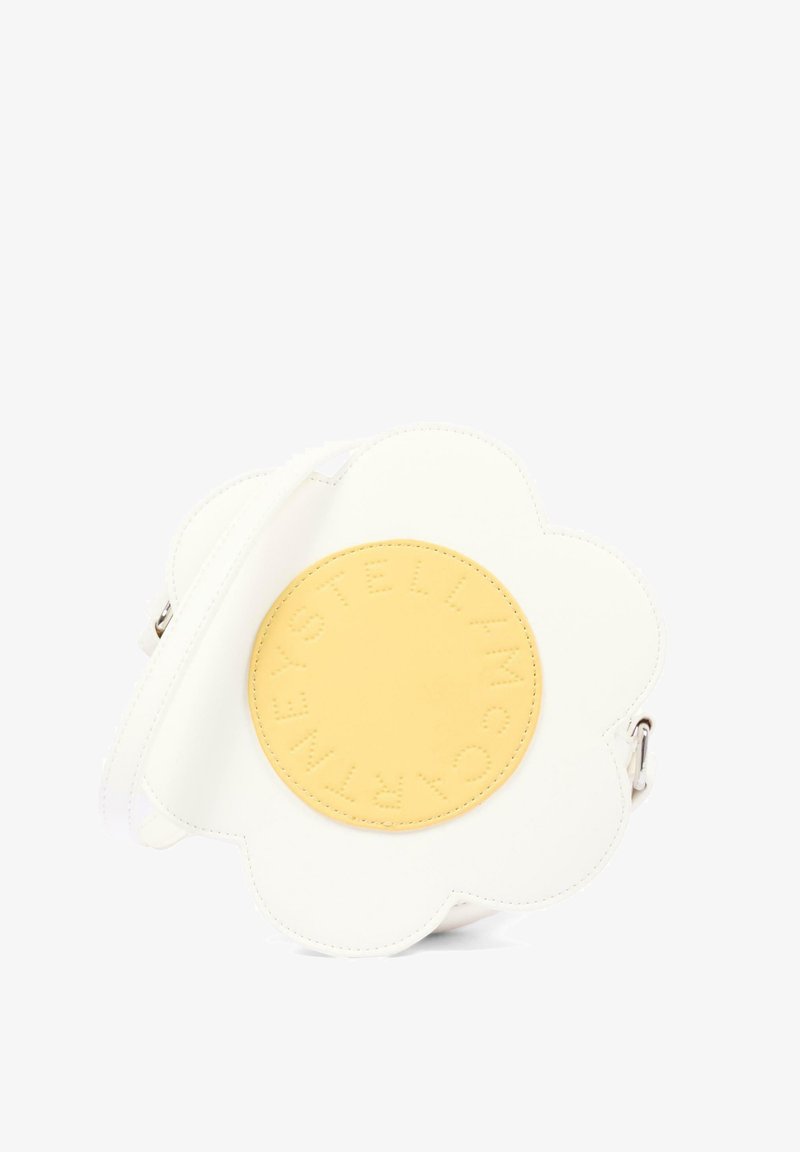 Biała torebka na ramię w kształcie kwiatu z żółtym, okrągłym środkiem z wytłoczonym napisem "Stella McCartney".