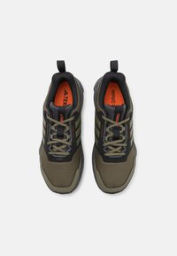Groene en zwarte sportschoenen met een ademende mesh bovenkant, rubberen zool, veters en een oranje inlegzool label. Voorzien van een gepolsterde kraag en tong.