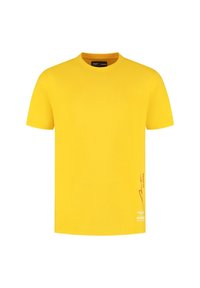 Żółta bawełniana koszulka z okrągłym dekoltem, krótkimi rękawami i czerwonymi graficznymi detalami na dolnym lewym boku oraz metce na plecach.