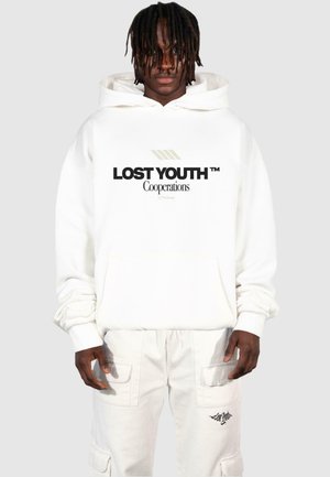 Hvit hettegenser med "LOST YOUTH" og "Cooperations" trykt i svart, har en frontlomme og en avslappet design. Sammen med hvite bukser.