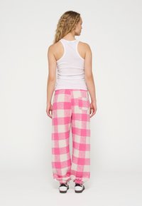 10DAYS BAR JOGGER FOAM CHECK - Pantaloni sportivi - bright pink