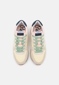 Sneakers met een lichtbeige bovenwerk, groene veters, roze accenten en een donkergrijze hiel. Geverfde suede en gladde materialen. Logo op de tong.