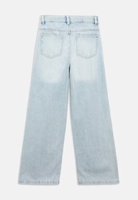 Jeans di jeans a gamba larga azzurri con vita alta. Presentano due tasche posteriori e un orlo grezzo. Il tessuto ha una finitura morbida e testurizzata.