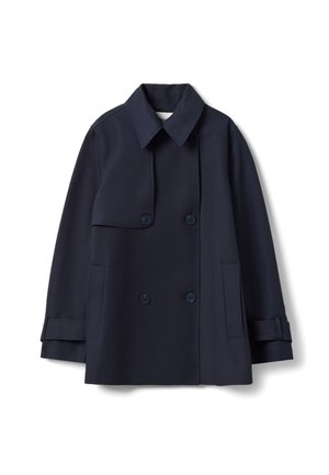 Navyblauwe dubbelgeknoopte jas van gladde stof, met een klassieke kraag, twee zakken aan de voorkant en knoopaccenten aan de manchetten.