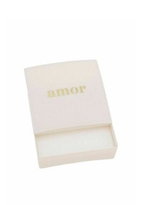 Vit papperslåda med en slät yta, prydd med ordet "amor" i guldtryck på locket och en mjuk inredning.