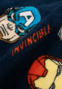 Coperta in pile con uno sfondo blu navy e illustrazioni di supereroi, tra cui Captain America e Iron Man, e la parola "INVINCIBILE" in arancione.