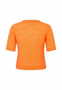 Korte mouw gebreide trui in feloranje met een ronde hals. Glad textuur en iets aangesloten ontwerp, minimale details zonder versieringen.