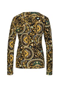 Schwarzes Langarmshirt mit aufwendigen goldenen, grünen und weißen Barockmustern, die Ketten, Juwelen und florale Motive zeigen.