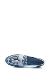 Mocassino intrecciato blu con fascia in pelle liscia, dotato di accessori in metallo dorato e nappine. Motivo intricato sulla tomaia.