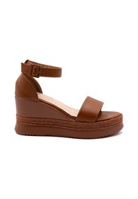 Bruine leren wedge sandalen met enkelbandje, gladde afwerking, brede teenband, gevlochten details op de wedge en een gestructureerde zool.