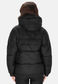 Geacă neagră matlasată cu glugă și design capitonat. Suprafață texturată, manșete elastice și croială lejeră, potrivită pentru vreme rece.