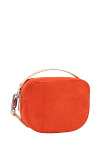 Oranje suède crossbodytas met een afgeronde rechthoekige vorm, bovenste ritssluiting en een natuurlijke leren riem. Minimalistisch ontwerp met geperst logo.