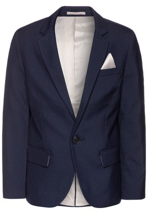 Blazer azul marino con solapas con muesca, cierre de un solo botón, dos bolsillos frontales y un pañuelo blanco en el bolsillo. Forro interior de color contrastante.