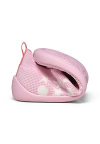 Rosa Slipper-Schuhe mit einem weichen, strukturierten Strickobermaterial, das mit weißen Stern- und Punktmustern verziert ist, sowie einer flexiblen Gummisohle für besseren Halt.
