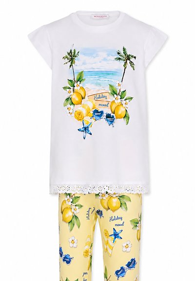 Top blanco de manga corta con escena de playa, limones, palmeras y texto «Holiday mood», combinado con pantalones amarillos con patrones a juego de limones y estrellas de mar.