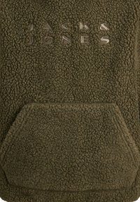 Oliivroheline fliisist kapuutsiga särk, mille pinnal on tekstuur, esiküljel tasku ja "JACK & JONES" trükitud heleda halli värviga tasku kohale.