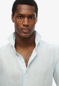 Superdry & Co VACATION SHORT SLEEVE - Camicia - sky blue ticking linen