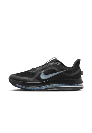 Musta juoksukenkä, jossa on sininen Nike-logo, verkkopäällinen, näkyvä ilmatyynypohja ja nauhakiristys, esitetty sivuprofiilista.