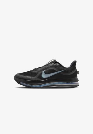 Musta juoksukenkä, jossa on sininen Nike-logo, verkkopäällinen, näkyvä ilmatyynypohja ja nauhakiristys, esitetty sivuprofiilista.