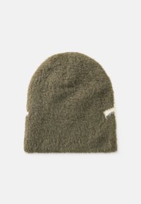 Olivegrüner Beanie-Hut aus weichem, flauschigem Material. Verfügt über ein weißes Akzentdetail auf einer Seite. Runde Oberseite und enge Passform.