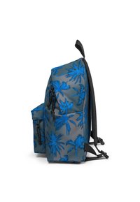 Motivo di palme blu su uno zaino di tessuto grigio. Include due tasche laterali, spallacci neri e una maniglia superiore per il trasporto.
