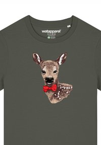 Groene katoenen t-shirt met een illustratie van een hert met grote oren, een gespikkelde vacht en een rode vlinderdas. Gladde textuur en casual pasvorm.