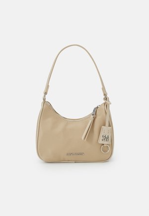 Sac à épaule en cuir beige Steve Madden avec une bandoulière, fermeture éclair et étiquette attachée avec les initiales "SM" et porte-clés.