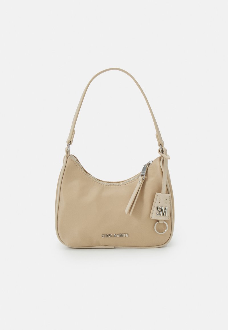 Sac à épaule en cuir beige Steve Madden avec une bandoulière, fermeture éclair et étiquette attachée avec les initiales "SM" et porte-clés.