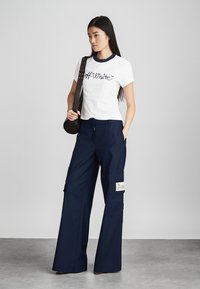 OFF-WHITE TAILORING TOYBOX - Pantaloni cargo - blue iris