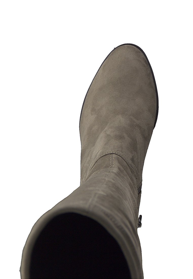 Botte à mi-mollet en daim gris, avec un bout arrondi et une fermeture éclair sur le côté. Présente une texture lisse et des détails de couture minimaux.