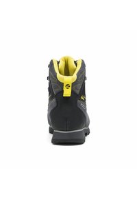 Stivale da trekking nero con accenti gialli, colletto imbottito e superficie testurizzata. Materiale resistente con un design che offre supporto e una suola robusta.