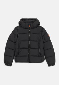 Giacca a vento nera con cappuccio, chiusura a zip frontale e due tasche con zip. Presenta un design trapuntato e un accento arancione vicino al colletto.