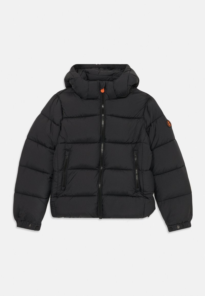 Giacca a vento nera con cappuccio, chiusura a zip frontale e due tasche con zip. Presenta un design trapuntato e un accento arancione vicino al colletto.