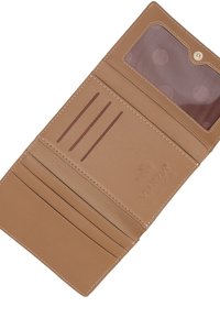 Tan lederen portemonnee met meerdere kaartsleuven, een transparant ID-venster en een getextureerde afwerking met subtiele stikseldetails.
