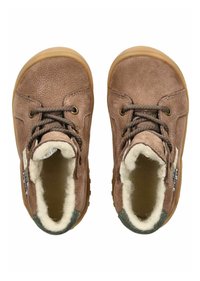 Zapatos de cuero marrón con un acabado texturizado, que cuentan con un forro de lana color crema, cordones marrones y un acento verde en el talón.