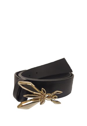 Cintura in pelle nera arrotolata con fibbia decorativa brillante a forma di vespa dorata su sfondo bianco.