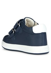 Baskets montantes en cuir marine avec accents blancs, dotées de fermetures à double sangle, d'un panneau latéral texturé et d'une semelle en caoutchouc antidérapante.